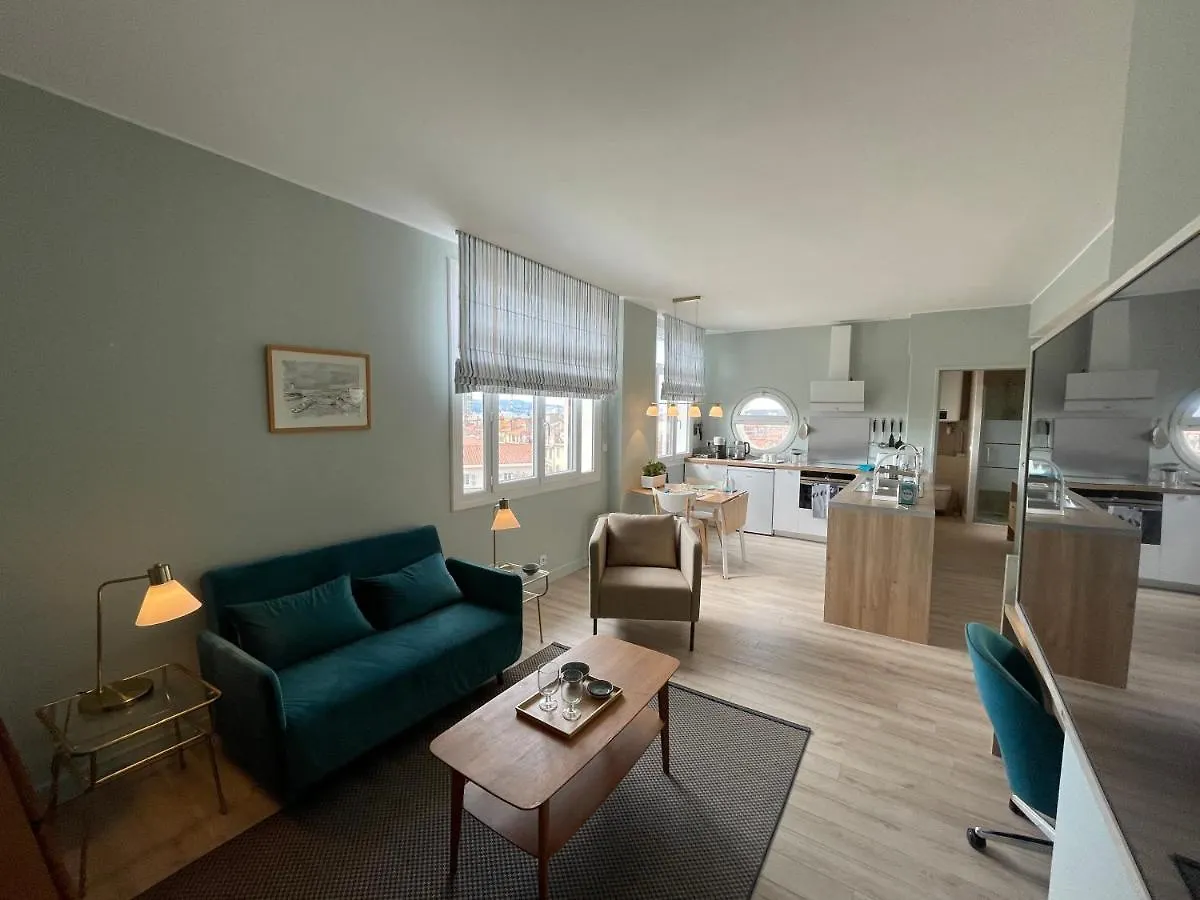 Vue sur rade appartement élégant vaste climatisé étage élevé ascenseur proche parking et toutes commodités au cœur du Toulon historique 0*,  Francia