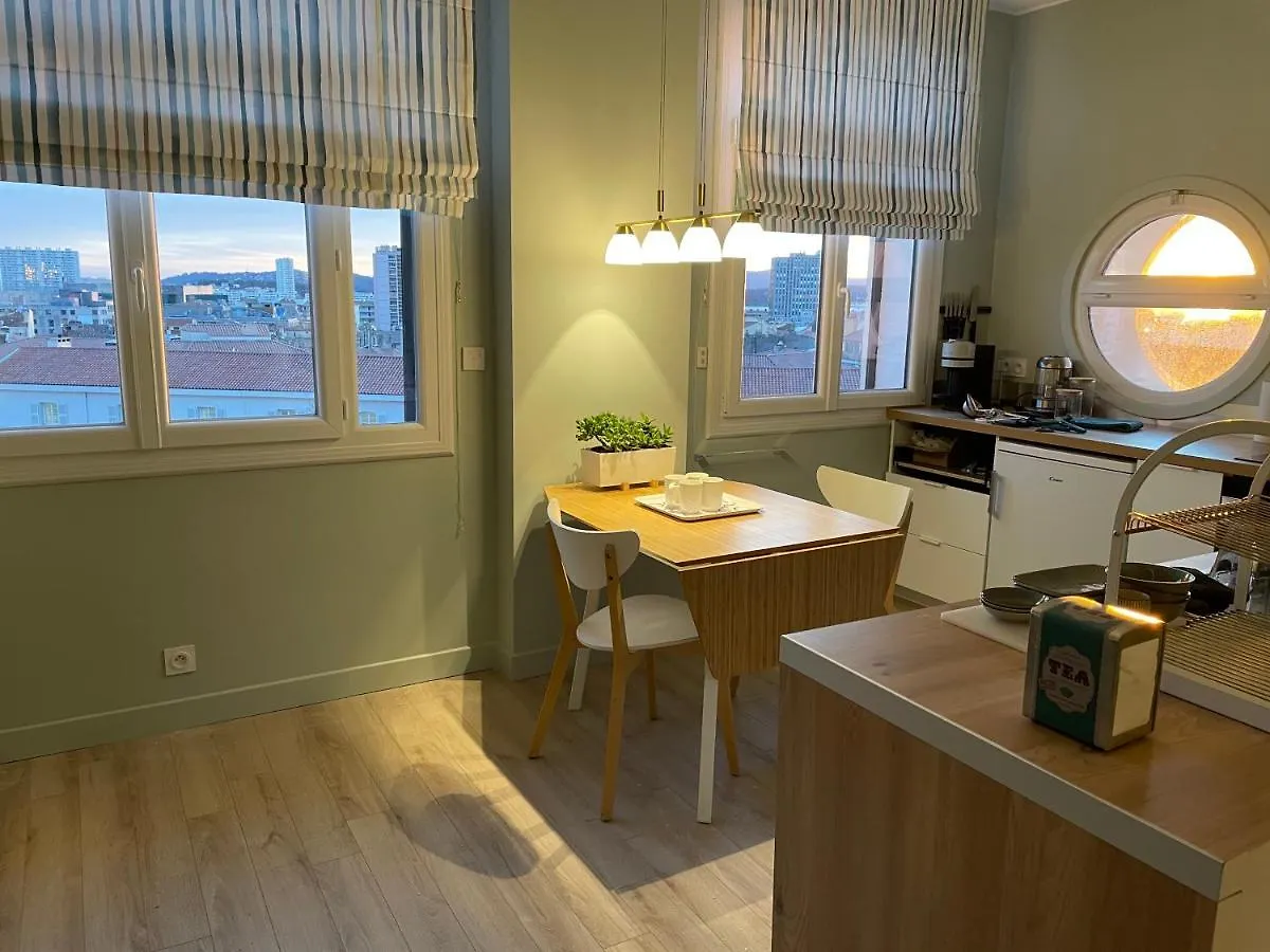 Vue sur rade appartement élégant vaste climatisé étage élevé ascenseur proche parking et toutes commodités au cœur du Toulon historique