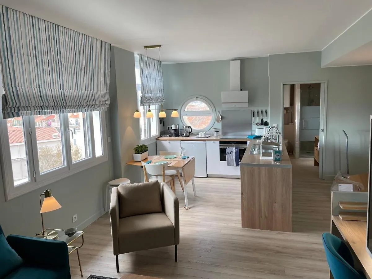 Vue sur rade appartement élégant vaste climatisé étage élevé ascenseur proche parking et toutes commodités au cœur du Toulon historique