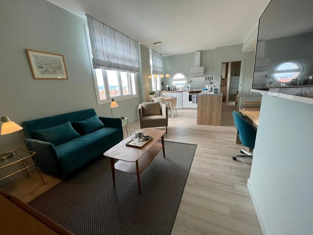Apartment Vue sur Rade: Élégant Appartement Climatisé au Cœur de Toulon Historique France