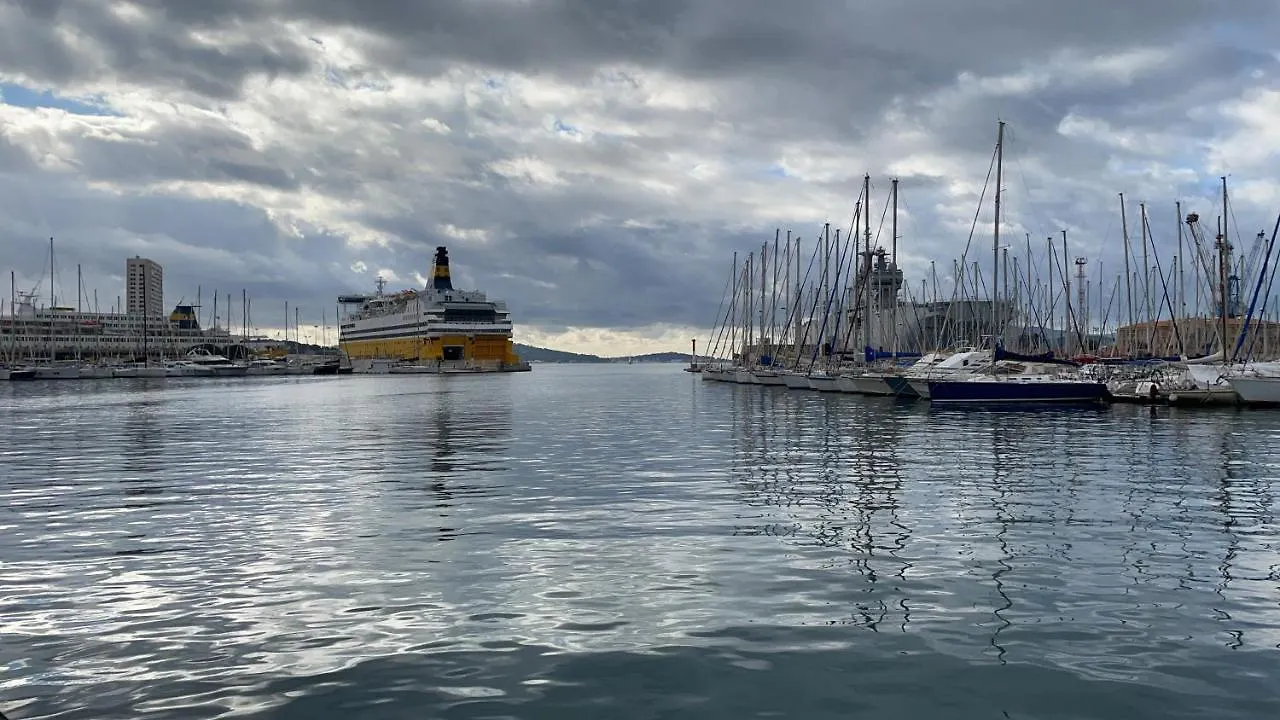 Apartment Vue sur Rade: Élégant Appartement Climatisé au Cœur de Toulon Historique