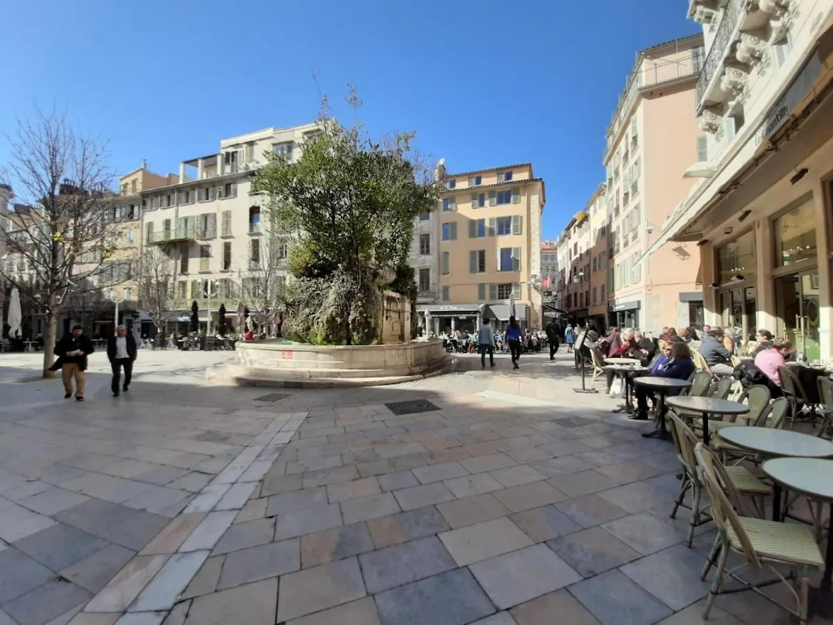 Vue sur rade appartement élégant vaste climatisé étage élevé ascenseur proche parking et toutes commodités au cœur du Toulon historique