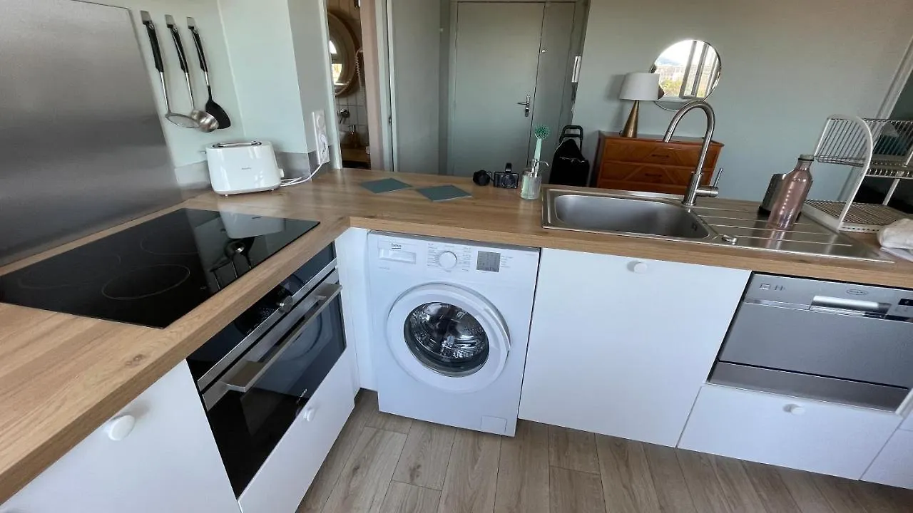Vue sur rade appartement élégant vaste climatisé étage élevé ascenseur proche parking et toutes commodités au cœur du Toulon historique