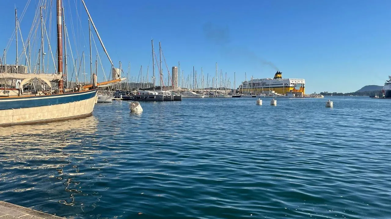 Vue sur rade appartement élégant vaste climatisé étage élevé ascenseur proche parking et toutes commodités au cœur du Toulon historique