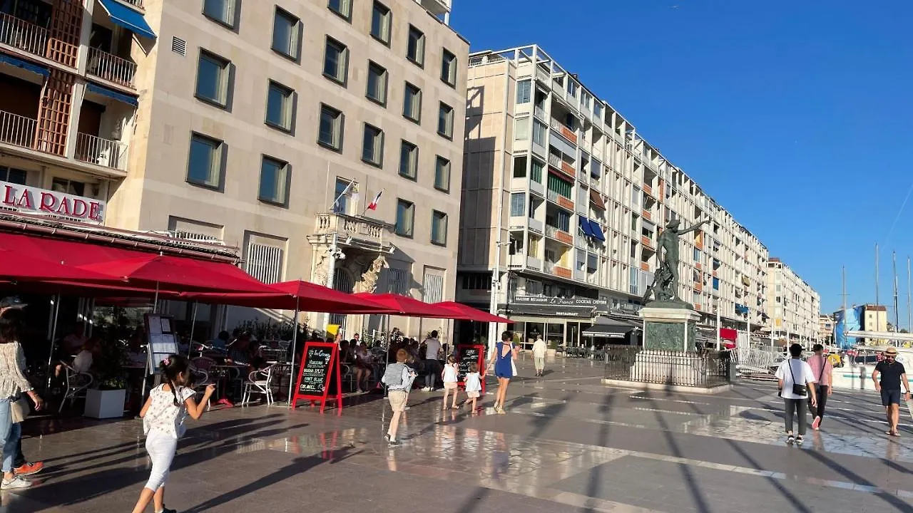 Vue sur rade appartement élégant vaste climatisé étage élevé ascenseur proche parking et toutes commodités au cœur du Toulon historique 0*,