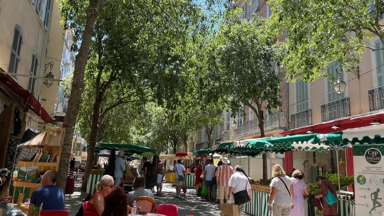 Vue sur Rade: Élégant Appartement Climatisé au Cœur de Toulon Historique Apartment