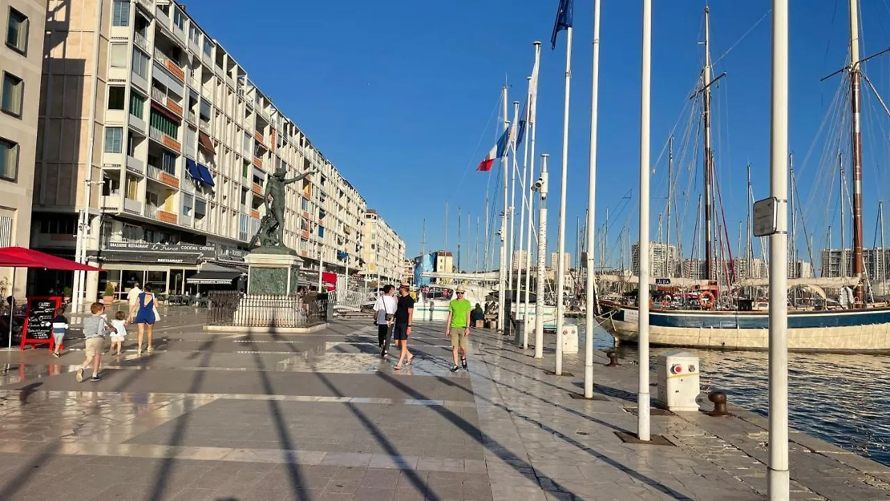 Vue sur rade appartement élégant vaste climatisé étage élevé ascenseur proche parking et toutes commodités au cœur du Toulon historique