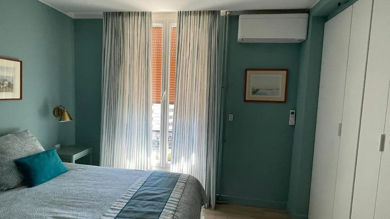 Vue sur rade appartement élégant vaste climatisé étage élevé ascenseur proche parking et toutes commodités au cœur du Toulon historique Francia