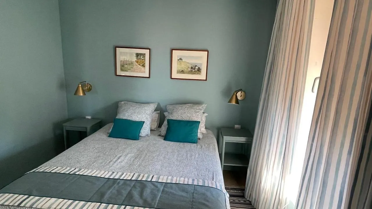 Vue sur Rade: Élégant Appartement Climatisé au Cœur de Toulon Historique 0*,  France