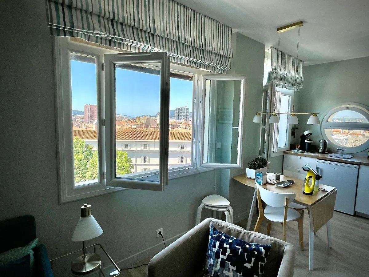 Vue sur rade appartement élégant vaste climatisé étage élevé ascenseur proche parking et toutes commodités au cœur du Toulon historique Appartamento