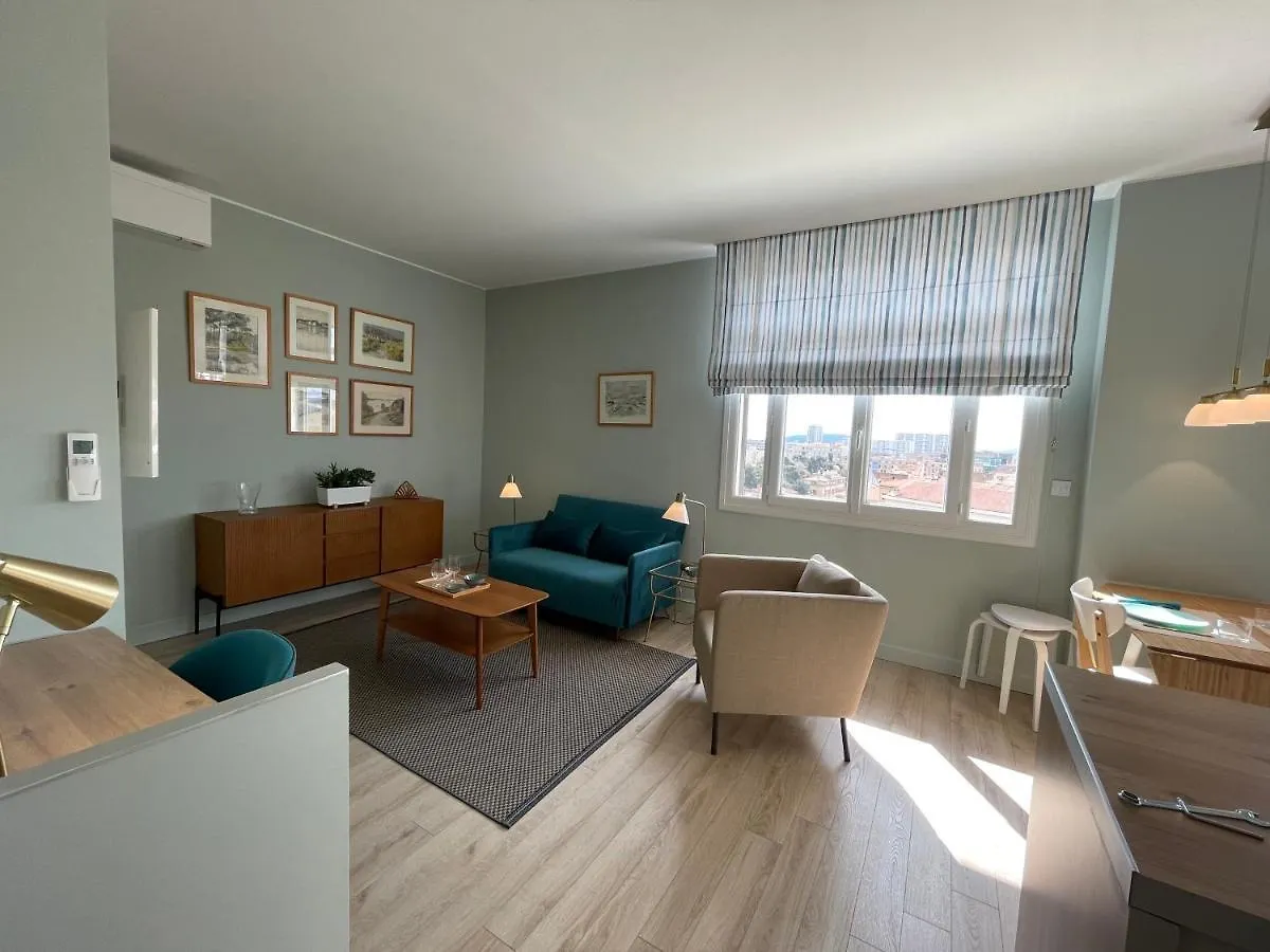 Vue sur Rade: Élégant Appartement Climatisé au Cœur de Toulon Historique Apartment