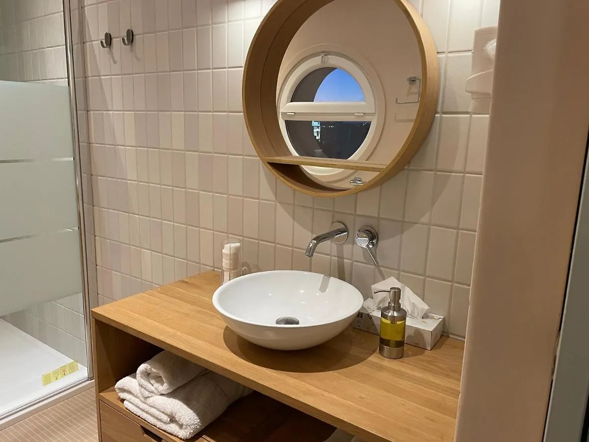 Vue sur Rade: Élégant Appartement Climatisé au Cœur de Toulon Historique Apartment