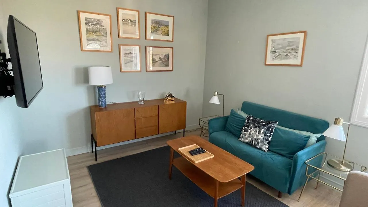 Apartment Vue sur Rade: Élégant Appartement Climatisé au Cœur de Toulon Historique